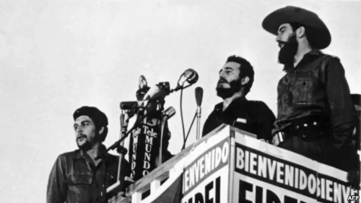 Фідэль Кастра (у цэнтры) побач з Камілё Сьенфуэгас і Эрнэста Чэ Гевара (зьлева) ў Гаване, 1959 год