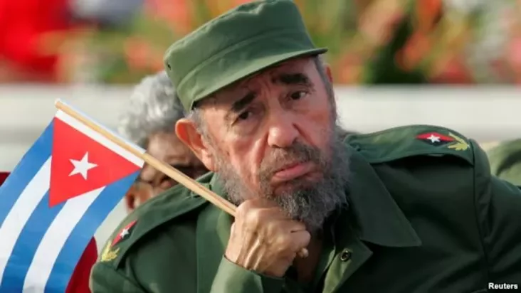 Фідэль Кастра падчас параду на плошчы Рэвалюцыі ў Гаване, 1 траўня 2005 году