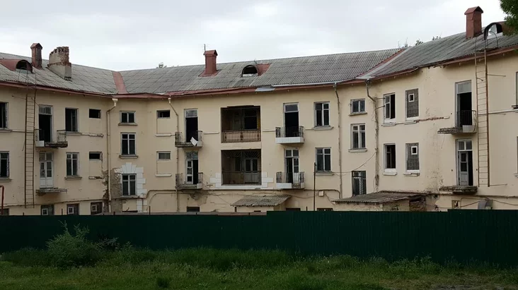 В Ростове к ЧМ-2018 в окнах нежилого дома появились «счастливые люди»