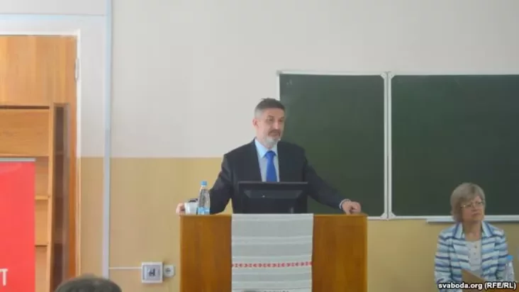 Артур Міхальскі выступае зь вітальным словам