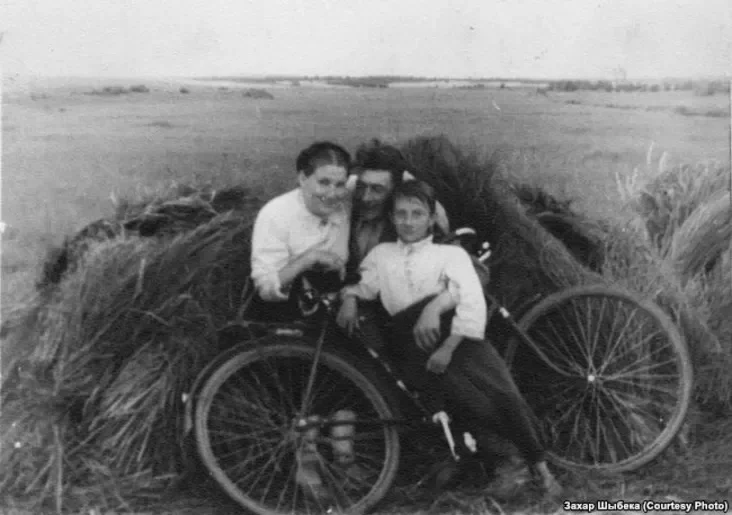 З бацькамі на сямейным пікніку. 1959 год