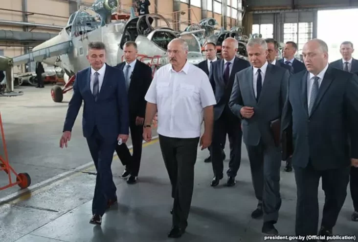 Alaksandar Łukašenka ŭ časie naviedvańnia AAT «Aršanski avijaramontny zavod»
