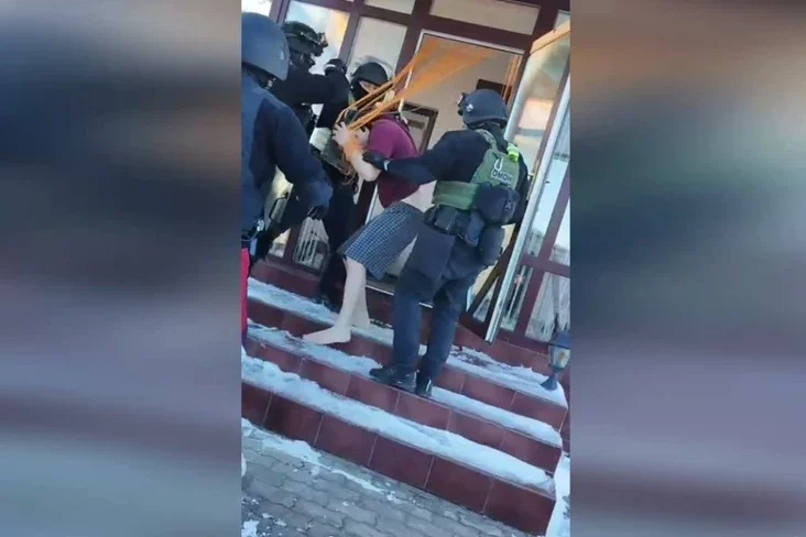 Задержание в Дзержинске. Человека вывели босым на снег. Скриншот видео силовиков