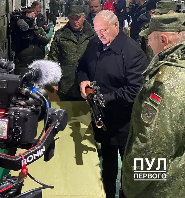 Александр Лукашенко с гранатометом Аляксандр Лукашэнка з гранатамётам Alexander Lukashenko with a grenade launcher
