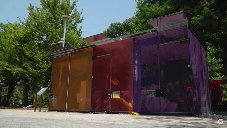 Празрыстая прыбіральня ў Токіа A transparent toilet in Tokyo Прозрачный туалет в Токио