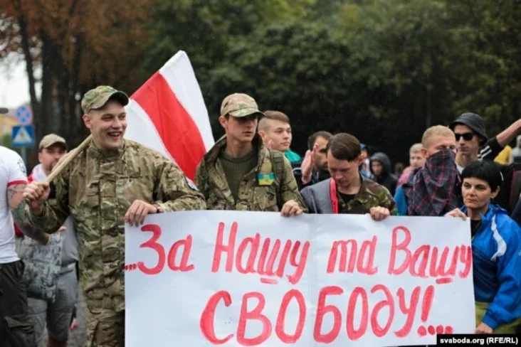 Jan Mielnikaŭ (sa ściaham), Eduard Łobaŭ (druhi sprava trymaje plakat). Lvoŭ, 2015 hod