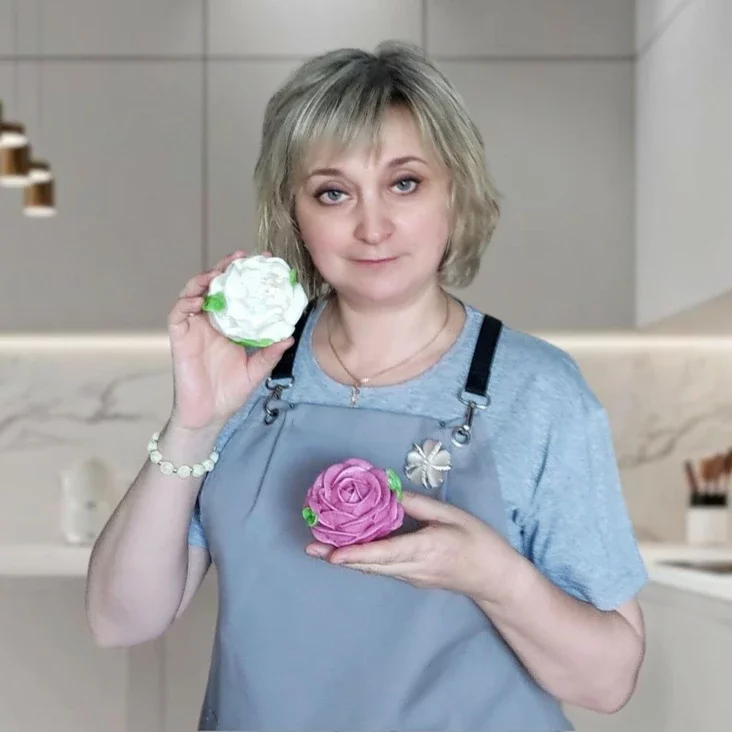 Светлана Бичукова со своими изделиями