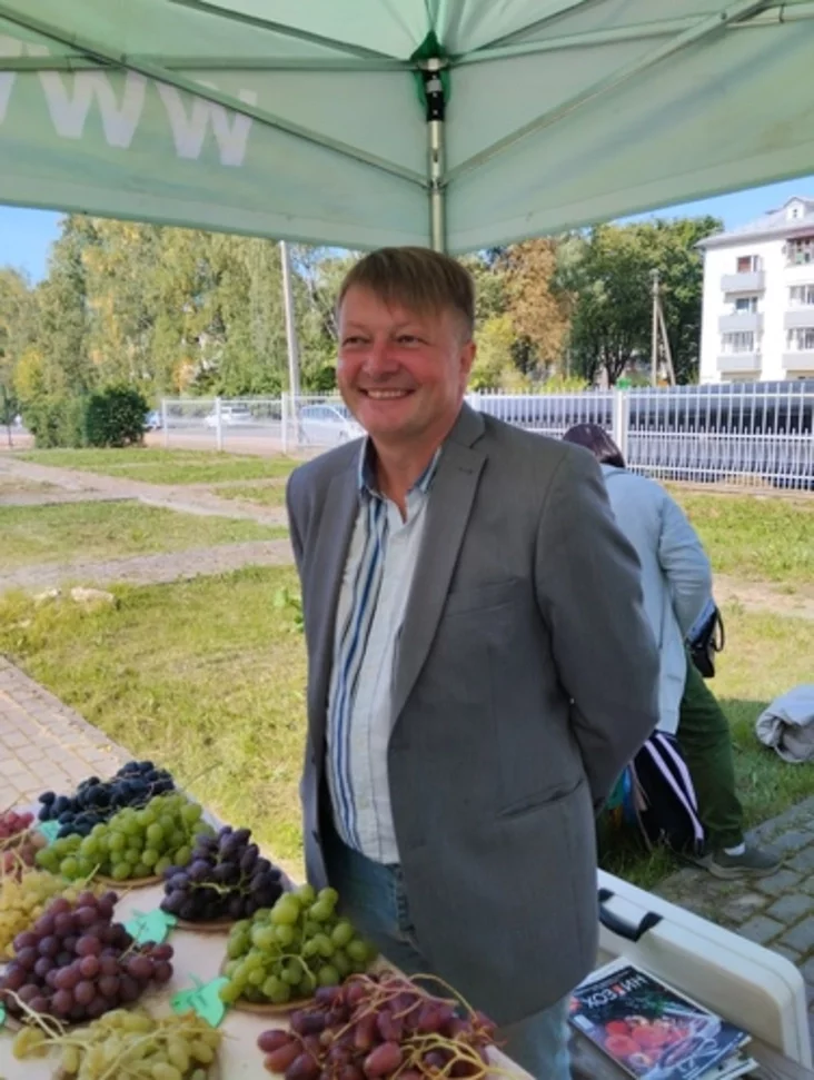 Navukovy supracoŭnik adździeła sielekcyi pładovych kultur RUP «Instytut pładavodstva» Uładzimir Uścinaŭ.