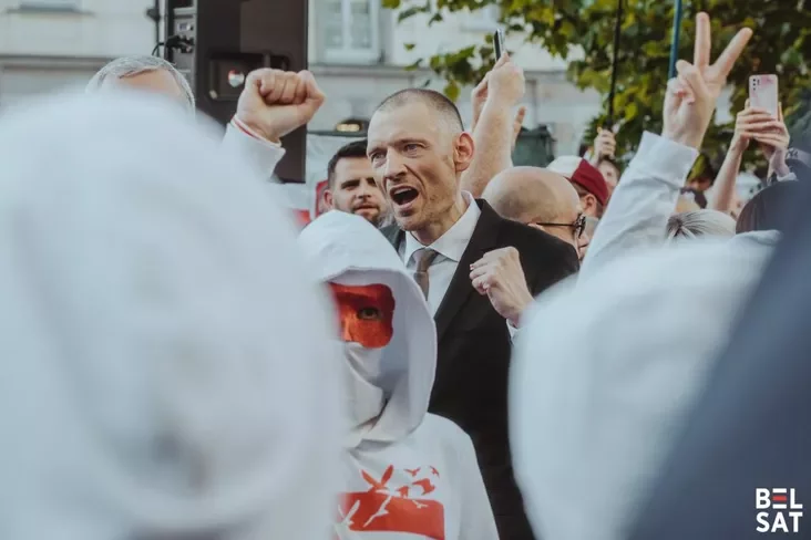 Pretendent na ŭdzieł u vybarach 2020 hoda i były palitźniavoleny Siarhiej Cichanoŭski padčas pieršaha mitynhu ź im paśla vyzvaleńnia z turmy. Varšava, Polšča. 26 červienia 2025 hoda. Fota: Raul Dziuk / Biełsat