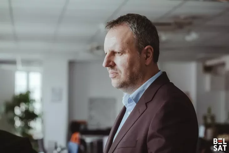 Палітычны аглядальнік і вядоўца падкасту «Эбэргарт і Кацэвіч. На Усходзе» Міхал Кацэвіч (Michał Kacewicz). Варшава, Польшча. 12 чэрвеня 2025 года. Фота: Рауль Дзюк / Белсат