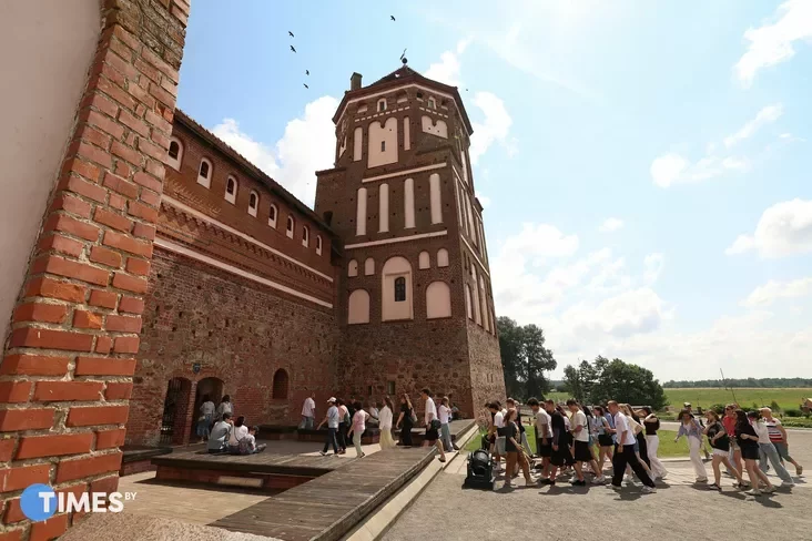 Tourists in Mir Castle. Photo: Pavel Arlouski, Times.by