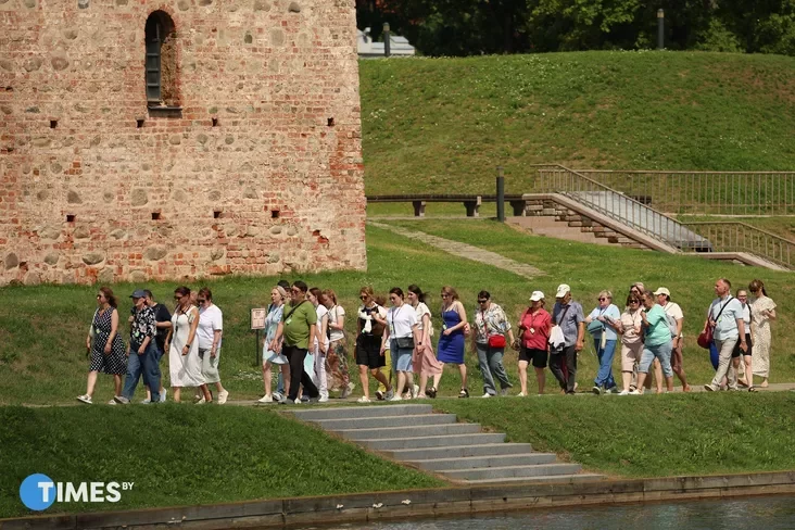 Tourists in Mir Castle