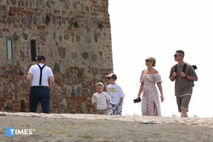 Tourists in Mir Castle. Photo: Pavel Arlouski, Times.by