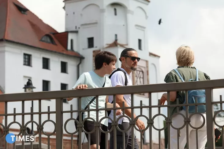 Tourists in Mir Castle. Photo: Pavel Arlouski, Times.by