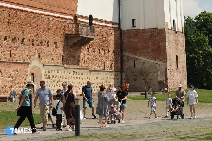 Tourists in Mir Castle. Photo: Pavel Arlouski, Times.by