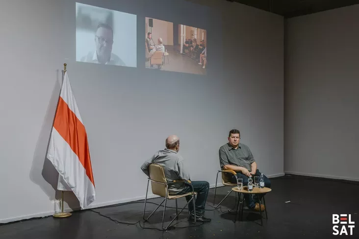 Лявон Баршчэўскі і Аляксей Ластоўскі падчас сустрэчы «36 гадоў беларускай незалежнасці» ў Музеі вольнай Беларусі. Варшава, Польшча. 27 ліпеня 2026 года. Фота: Рауль Дзюк / Белсат