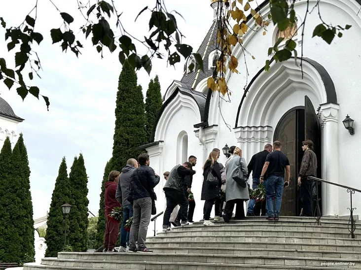 Zlata, the daughter of the deceased, talking to people at the funeral