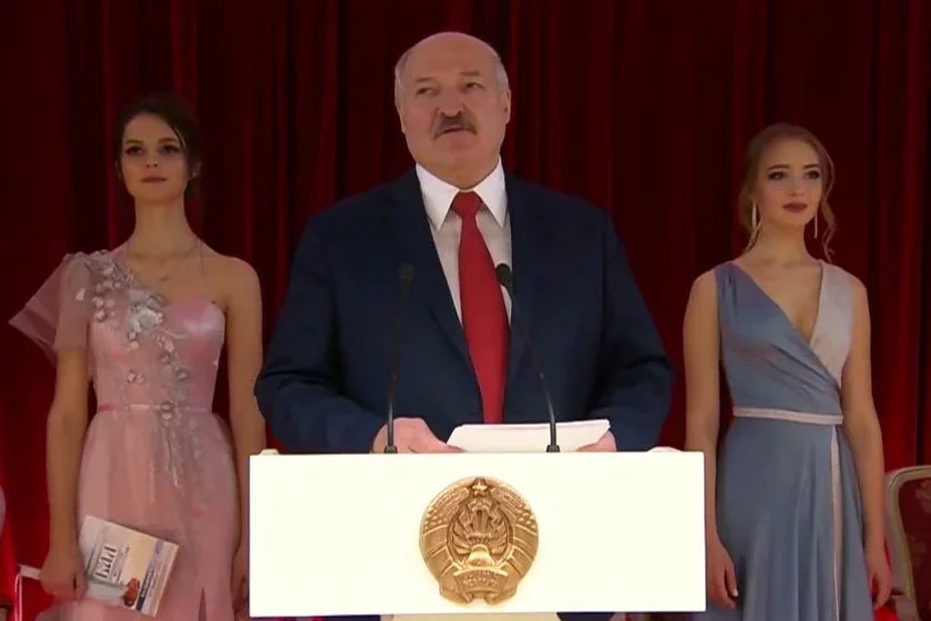 Лукашнка сярод дзяўчат Лукашенко среди девушек Lukashenko among the girls
