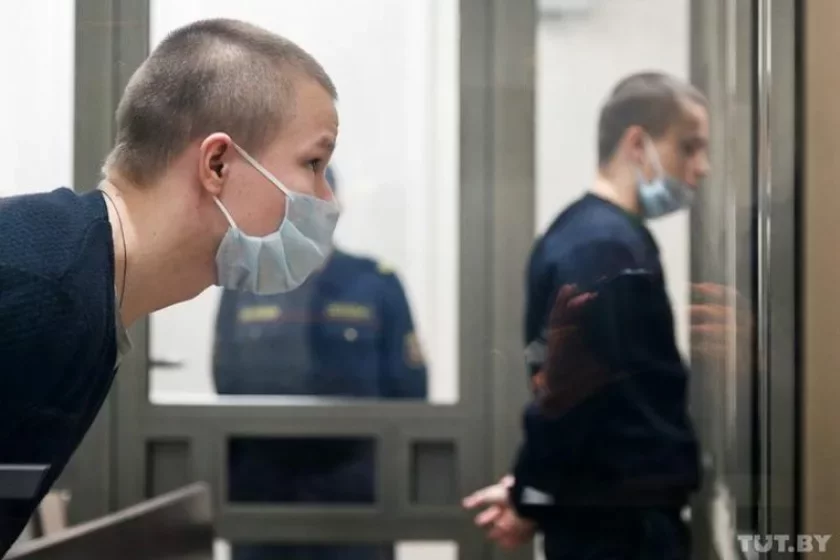 На пярэднім плане — Станіслаў, на заднім — Ілля Косцевы падчас слуханняў у Вярхоўным судзе 22 траўня. Фота: Вольга Шукайла, TUT.BY