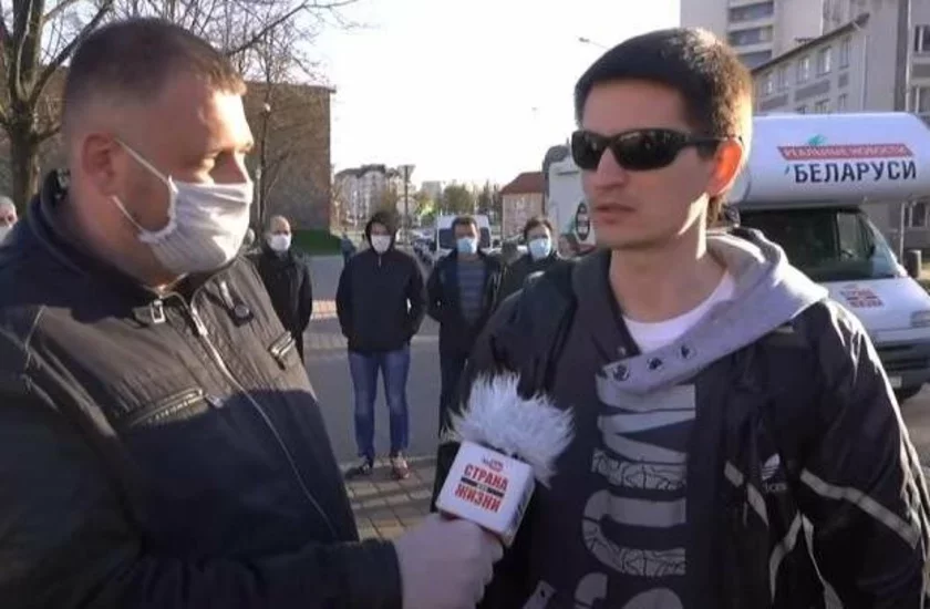 Алег Краўцоў (справа) на сустрэчы з Сяргеем Ціханоўскім 22 красавіка 2020 года. Фота з сайта "Наша Ніва"