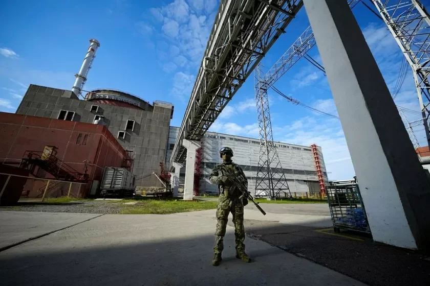 Российский военнослужащий в районе Запорожской АЭС. 1 мая 2022 года. Фото: AP Photo