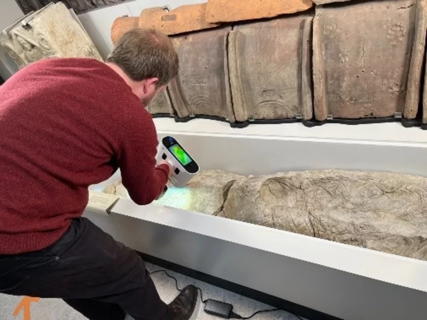 3D-skanavańnie schavanych połaściej hipsavych źlepkaŭ 3D-skanirovanije spriatanych połostiejhipsovych ślepkov 3D scanning of the negative cavities in the gypsum casings
