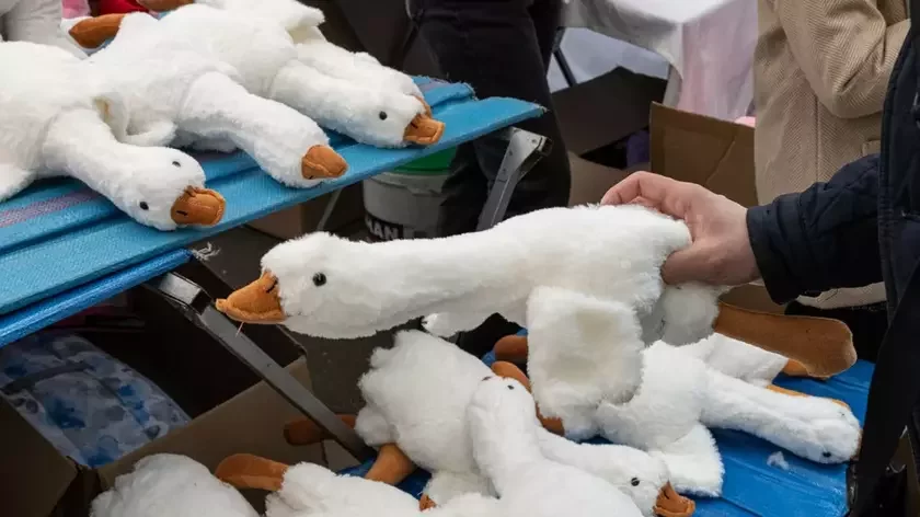 Plush goose