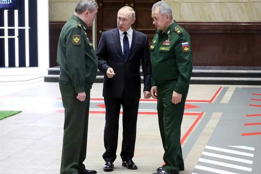 Vladimir Putin, Chief of the General Staff General Valery Gerasimov (left) and Russian Defense Minister Sergei Shaigu Владимир Путин, начальник Генерального штаба генерал Валерий Герасимов (слева) и министр обороны РФ Сергей Шайгу Уладзімір Пуцін, начальнік Генеральнага штаба генерал Валерый Герасімаў (злева) і міністр абароны Расіі Сяргей Шайгу