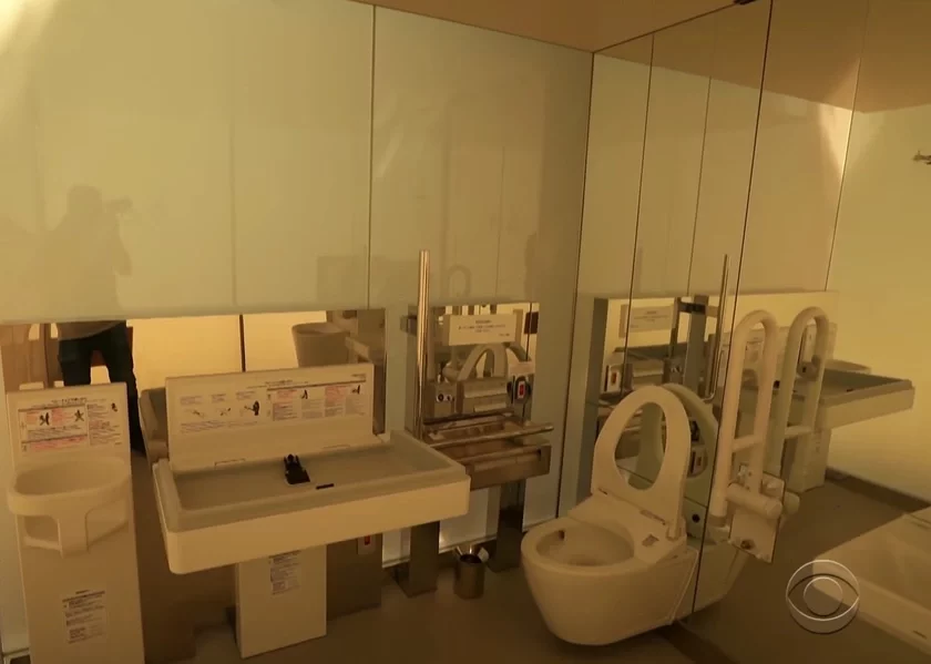 Празрыстая прыбіральня ў Токіа A transparent toilet in Tokyo Прозрачный туалет в Токио