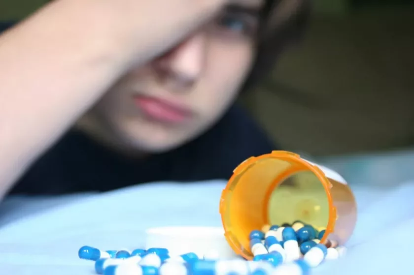 boy and pills chłopiec tabletki malčik tabletki