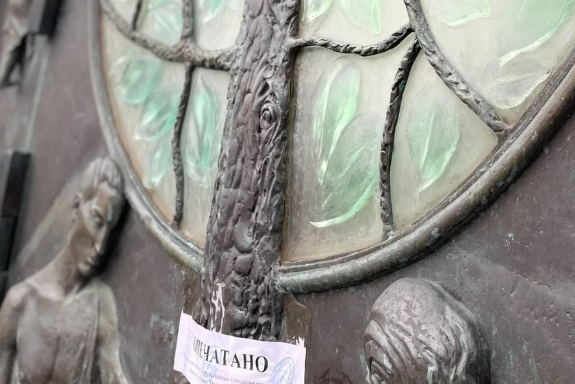 «Zdaryłasia najhoršaje». Parafijanie Čyrvonaha kaścioła tryvožacca, što nie chutka viernucca ŭ śviatyniu