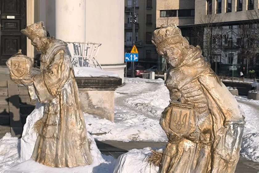 Тры народы — Польшчы, Беларусі і Украіны — аб'яднала незвычайная кампазіцыя ў цэнтры Варшавы