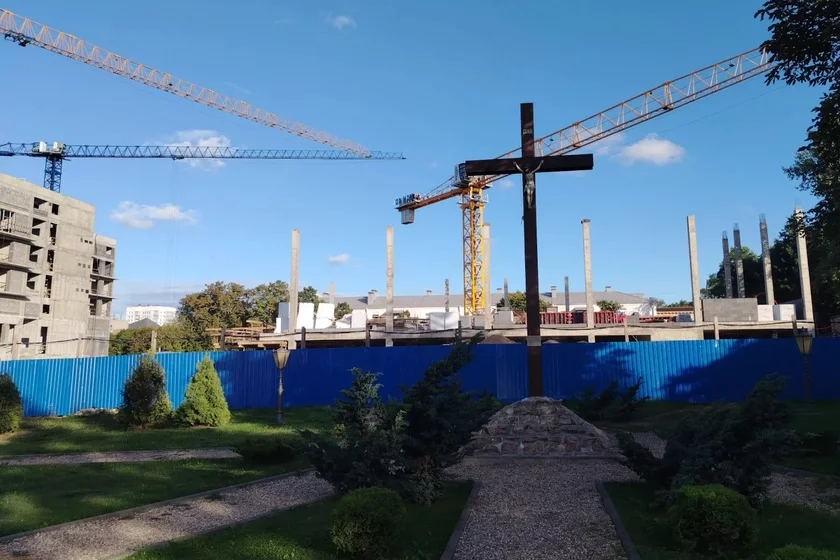 Another building has started to be erected on the Catholic cemetery in Minsk