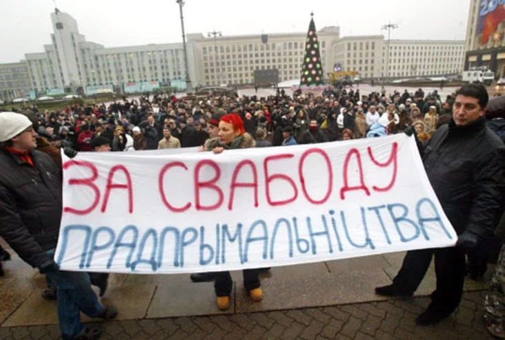 Belarusian vendors rally against a planned new regulation for small retail businesses. Photo by Julia Darashkevich