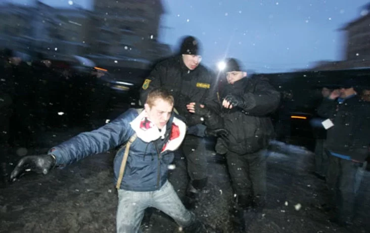 Police scuffle with a protester during an opposition rally in central Minsk. Photo by Julia Darashkevich