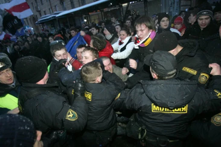 Police scuffle with a protester during an opposition rally in central Minsk. Photo by Julia Darashkevich