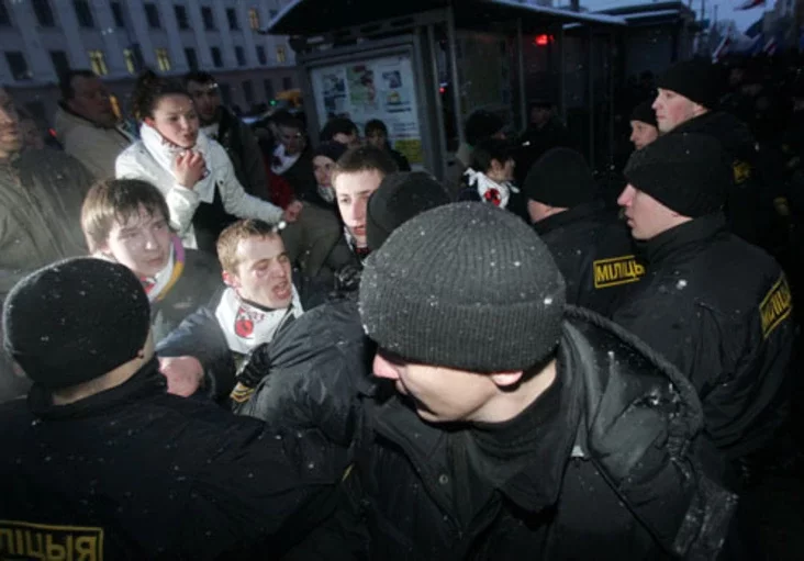 Police scuffle with a protester during an opposition rally in central Minsk. Photo by Julia Darashkevich