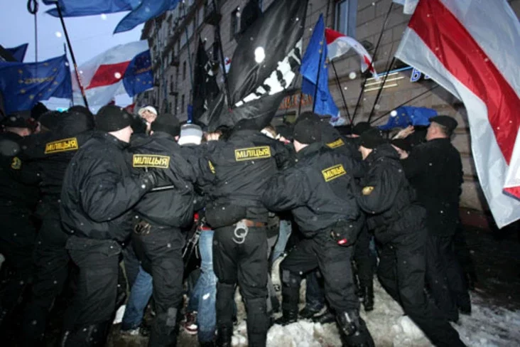 Police scuffle with a protester during an opposition rally in central Minsk. Photo by Julia Darashkevich