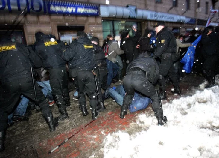 Police scuffle with a protester during an opposition rally in central Minsk. Photo by Julia Darashkevich