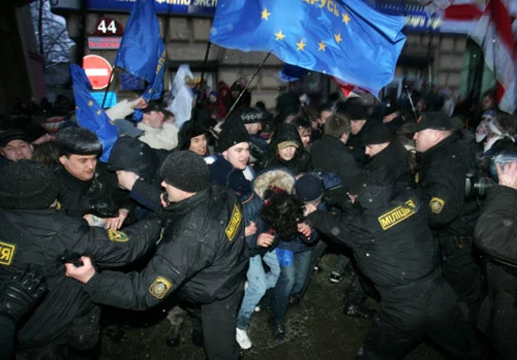 Police scuffle with a protester during an opposition rally in central Minsk. Photo by Julia Darashkevich
