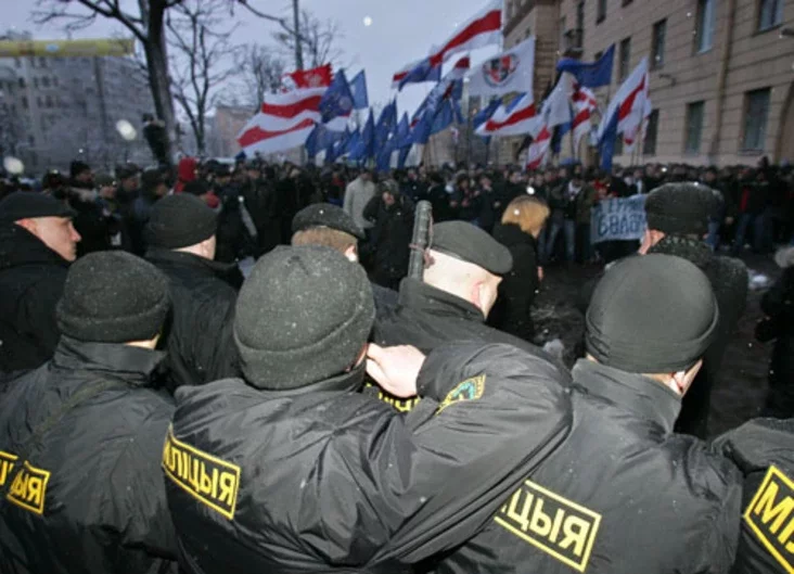 Police scuffle with a protester during an opposition rally in central Minsk. Photo by Julia Darashkevich