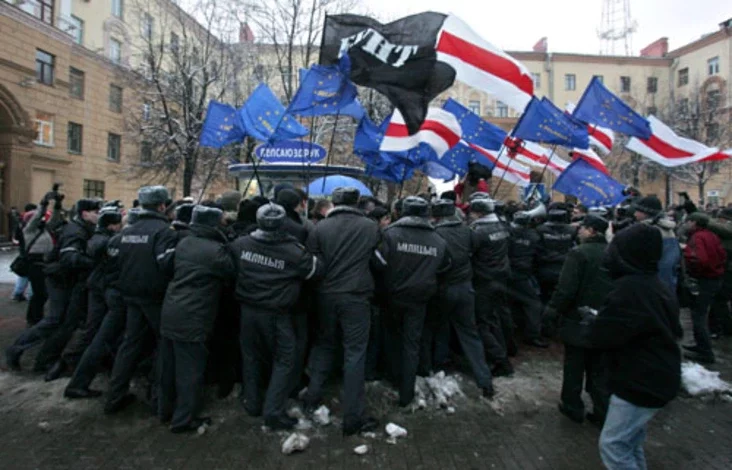 Police scuffle with a protester during an opposition rally in central Minsk. Photo by Julia Darashkevich