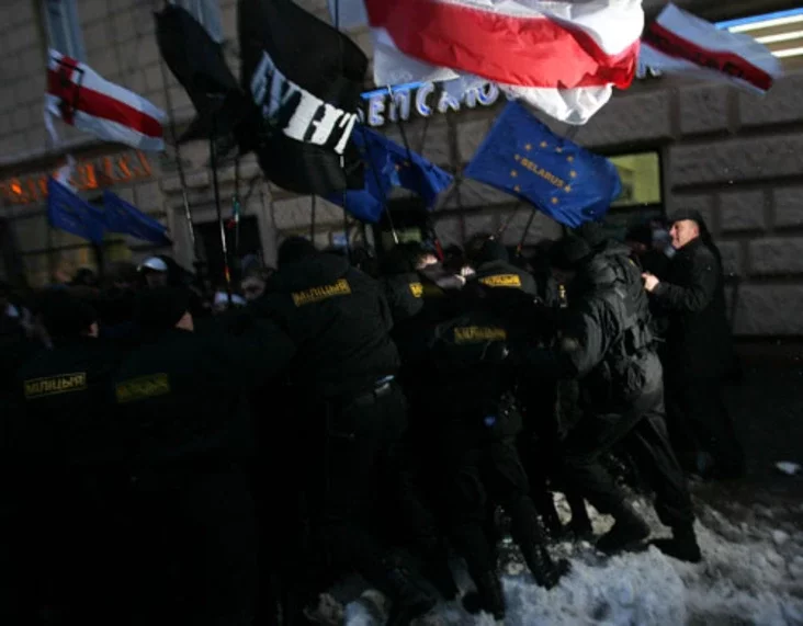 Police scuffle with a protester during an opposition rally in central Minsk. Photo by Julia Darashkevich