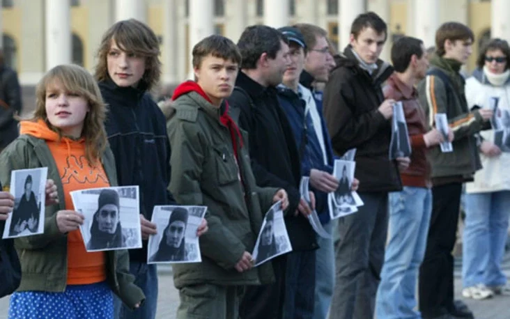 Several dozens people gathered in the centre of Minsk to show solidarity with jailed political activists. Photo by Julia Darashkevich