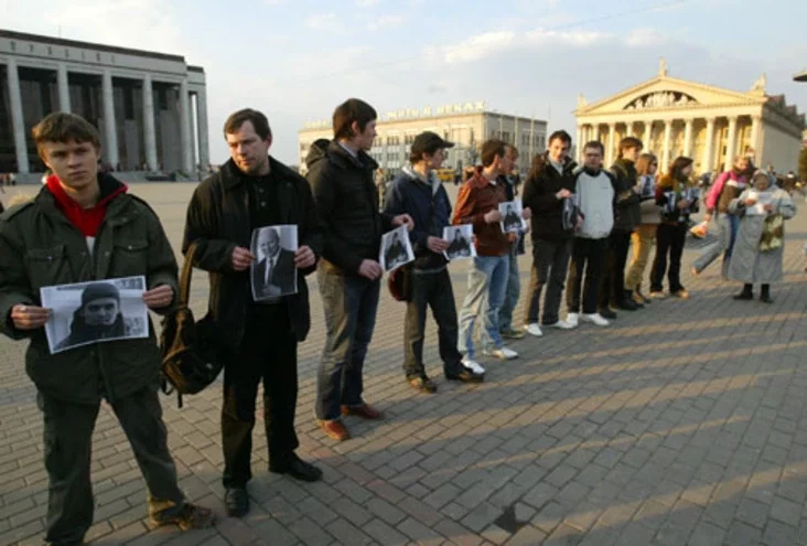 Several dozens people gathered in the centre of Minsk to show solidarity with jailed political activists. Photo by Julia Darashkevich