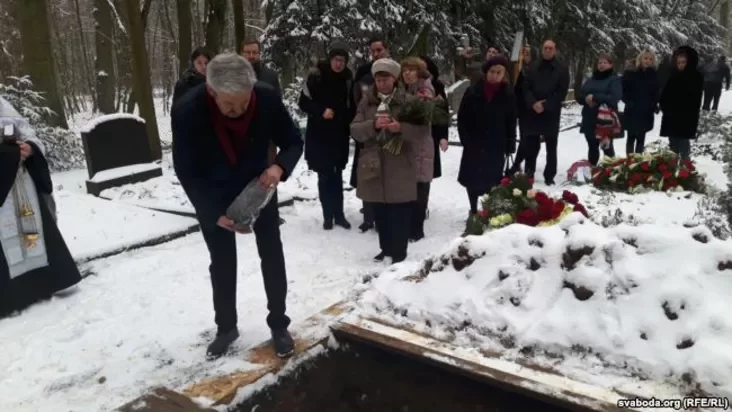 Юры Пашык сыпле зямлю зь Менску