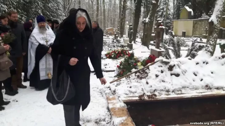 Дачка Тамары Казевіч Ірына кідае зямлю на труну