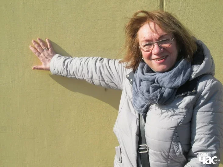 Ірына Лаўроўская ў двары дому свайго дзяцінства па вуліцы Сямёна Будзённага 