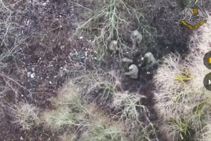 Ukrainskije sołdaty bierut v plen sievierokoriejskoho sołdata Ukrainian soldiers capturing a North Korean soldier Ukrainskija vajskoŭcy ŭziali ŭ pałon paŭnočnakarejskaha vajskoŭca