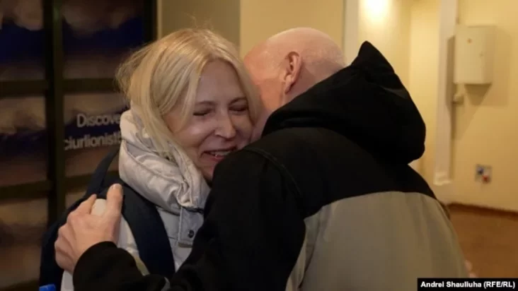 Aleś Bialacki sustreŭsia z žonkaj paśla vyzvaleńnia, Vilnia, 14 śniežnia 2025